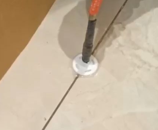 奎文瓷砖空鼓维修公司专业解答瓷砖在铺贴过程中，如果没有涂抹均匀到位的粘结材料（如水泥砂浆或瓷砖胶），可能会导致以下问题